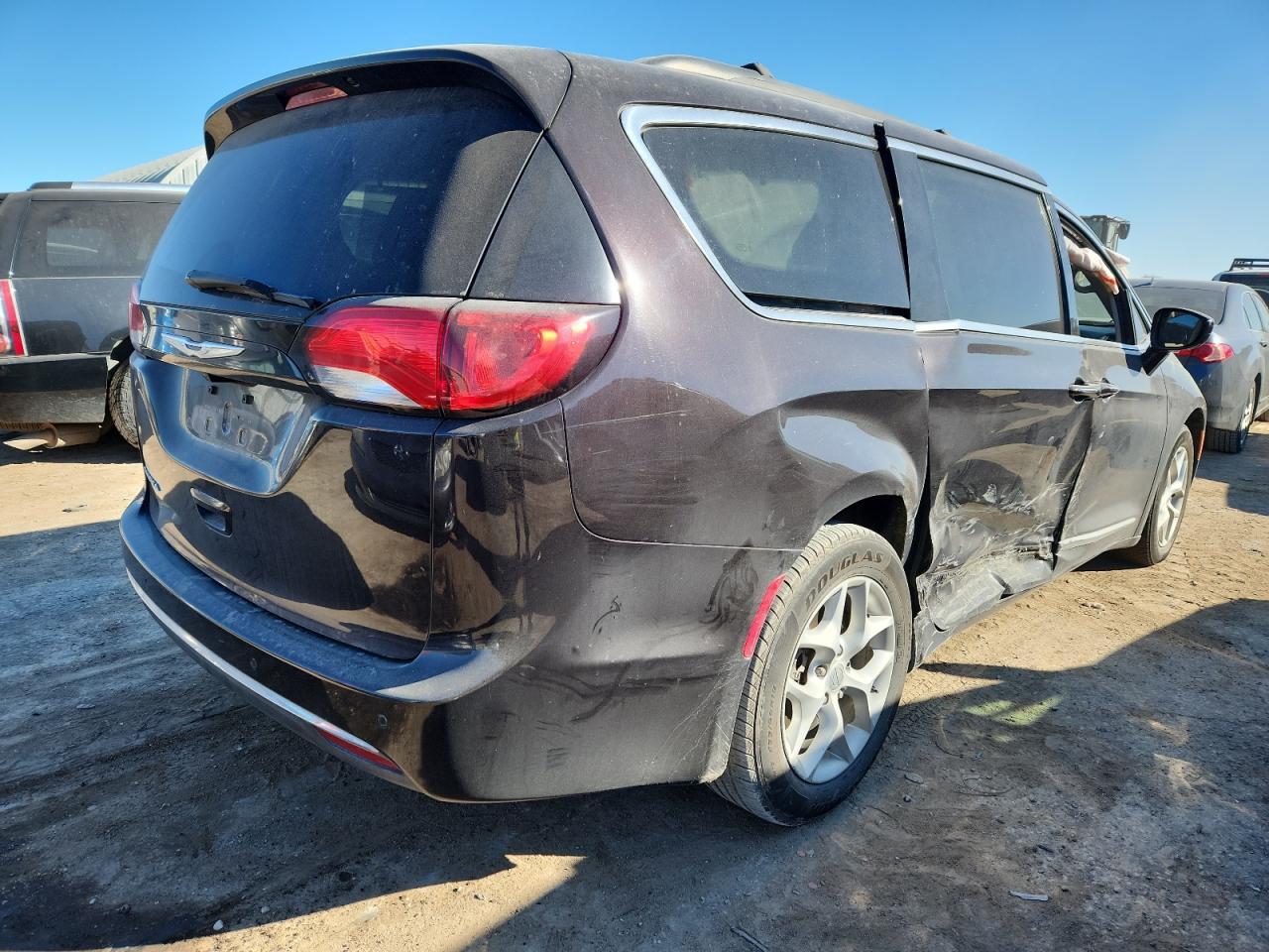 2017 Chrysler Pacifica Touring L - Image 3
