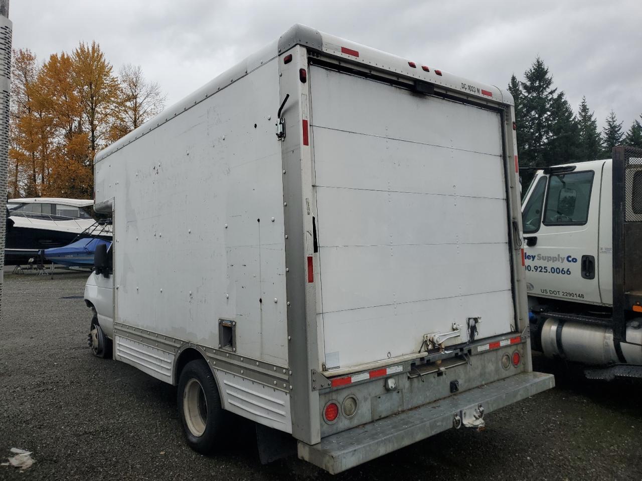 2006 Ford E450 Box Truck - Image 2