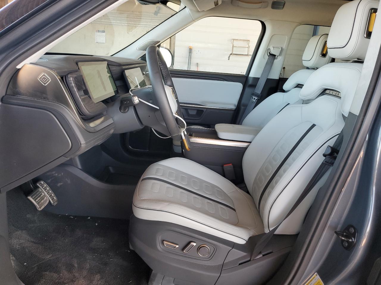 2023 Rivian R1S Adventure - Фото 7