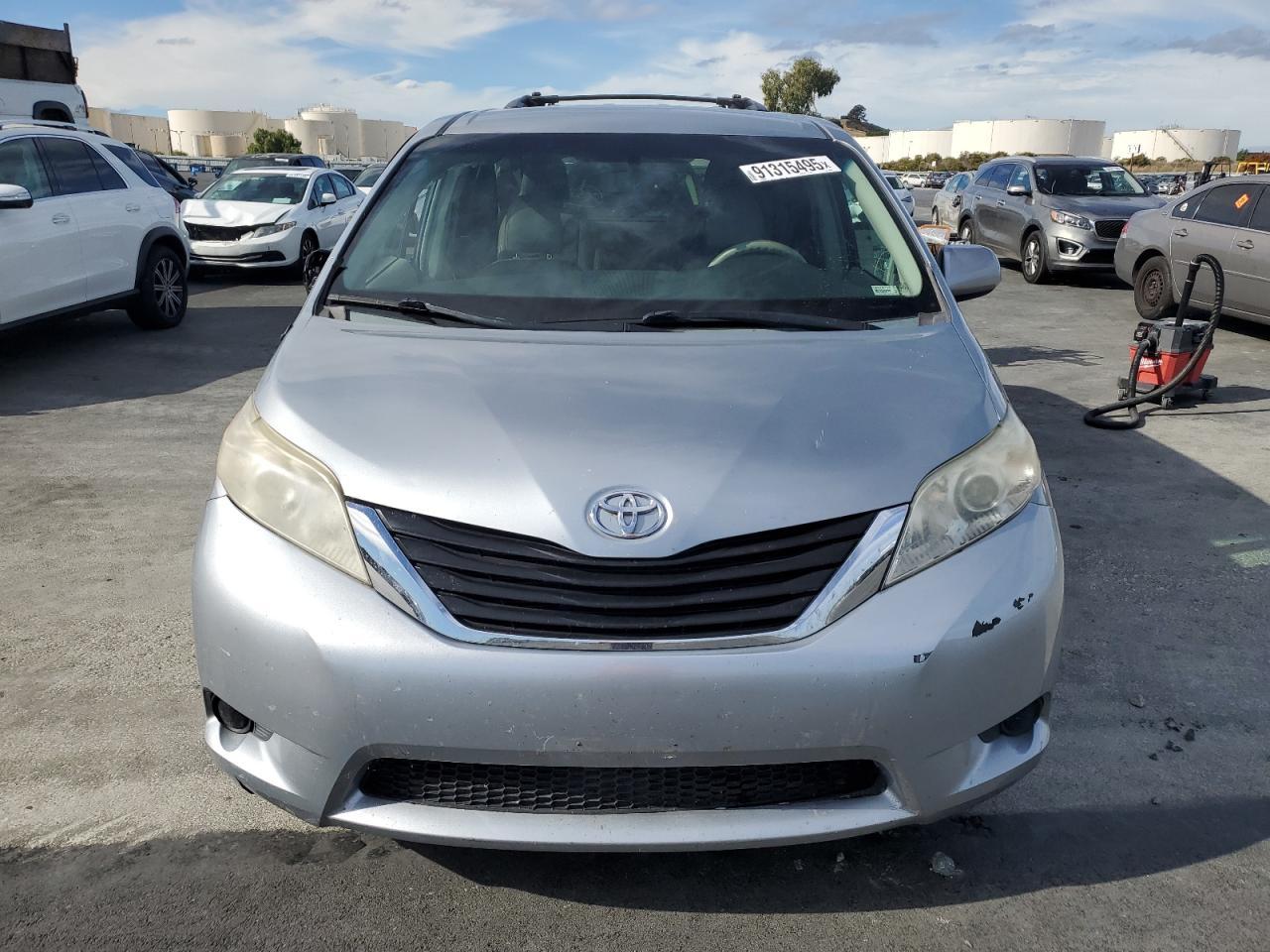 2014 Toyota Sienna Le 8-Passenger - Image 5