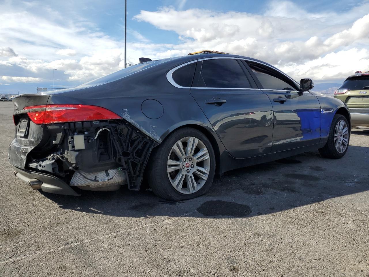 2017 Jaguar Xf Premium - Image 3