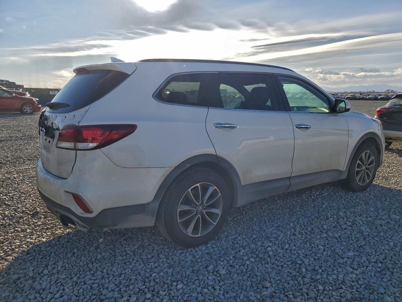 2017 Hyundai Santa Fe Se - Фото 3