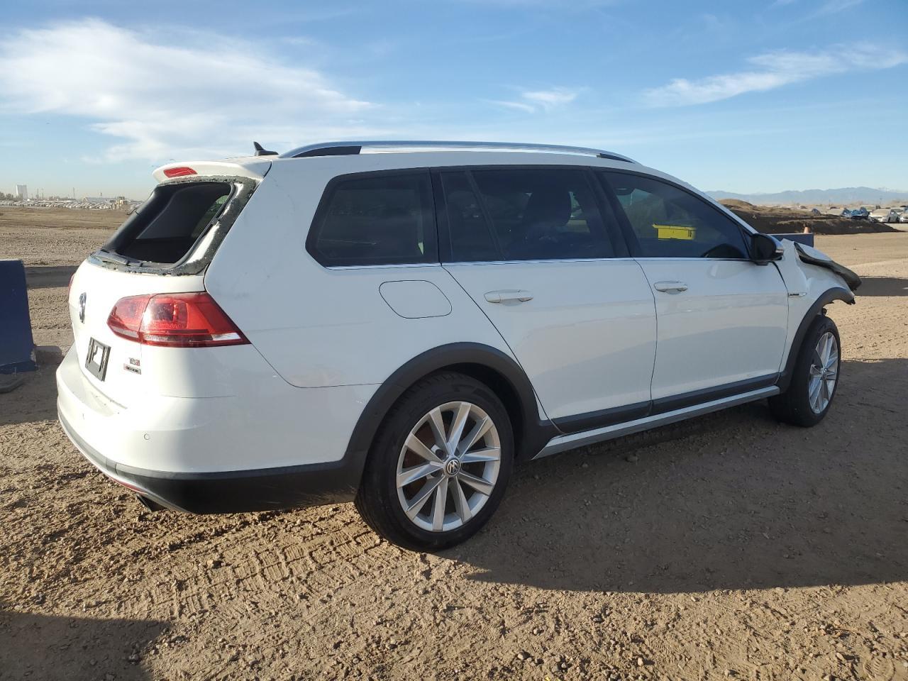 2017 Volkswagen Golf Alltrack S - Image 3