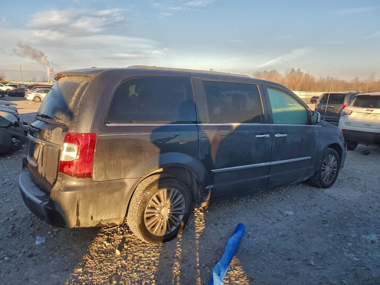 2014 Chrysler Town & Country Touring L - Image 3