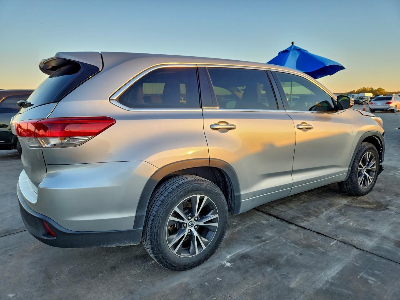 2017 Toyota Highlander Le - Фото 3