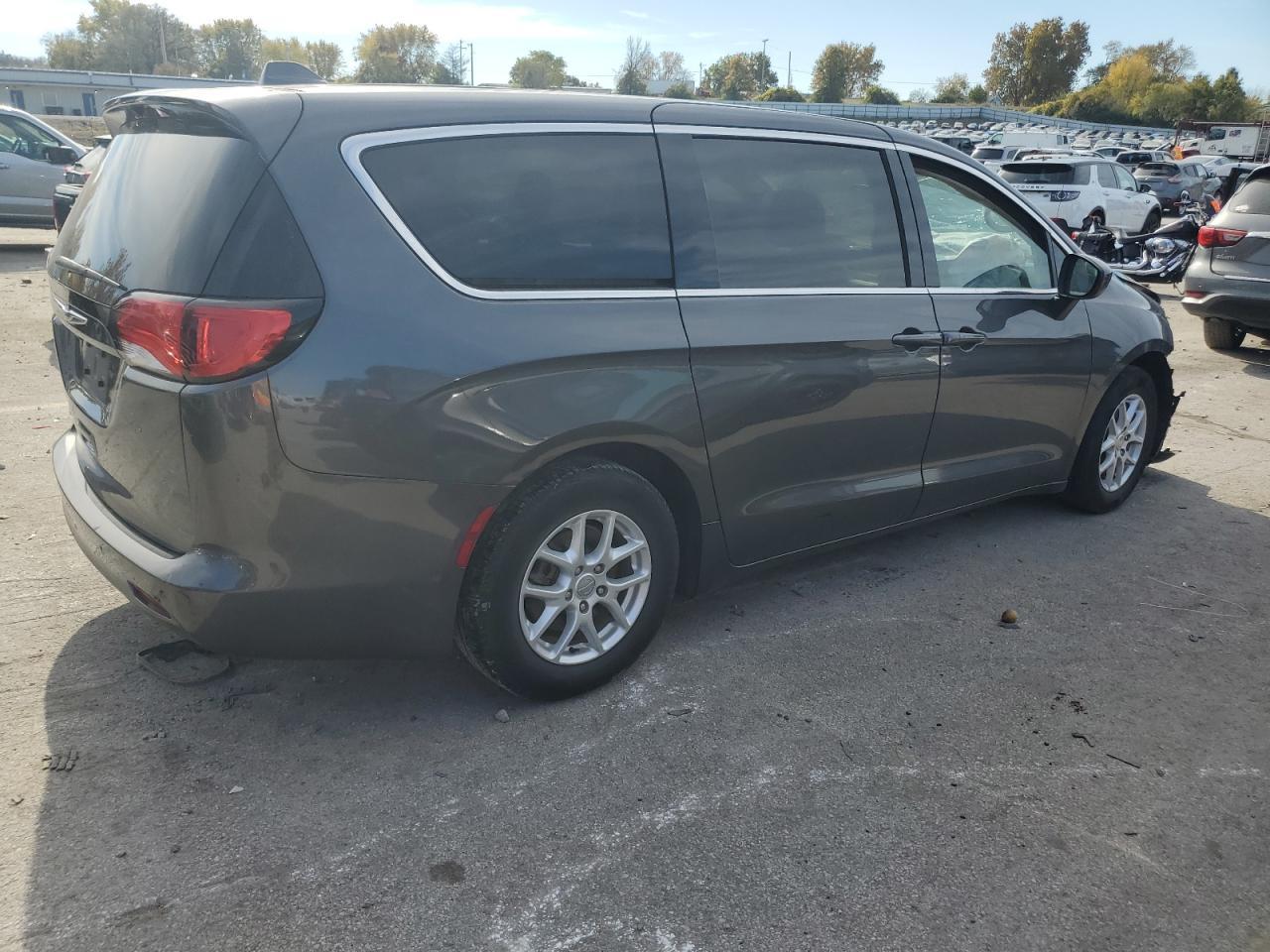 2020 Chrysler Voyager Lx - Фото 3