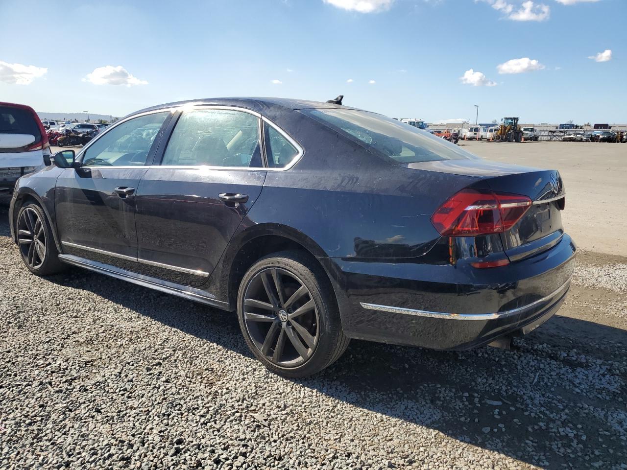 2017 Volkswagen Passat R-Line - Фото 2