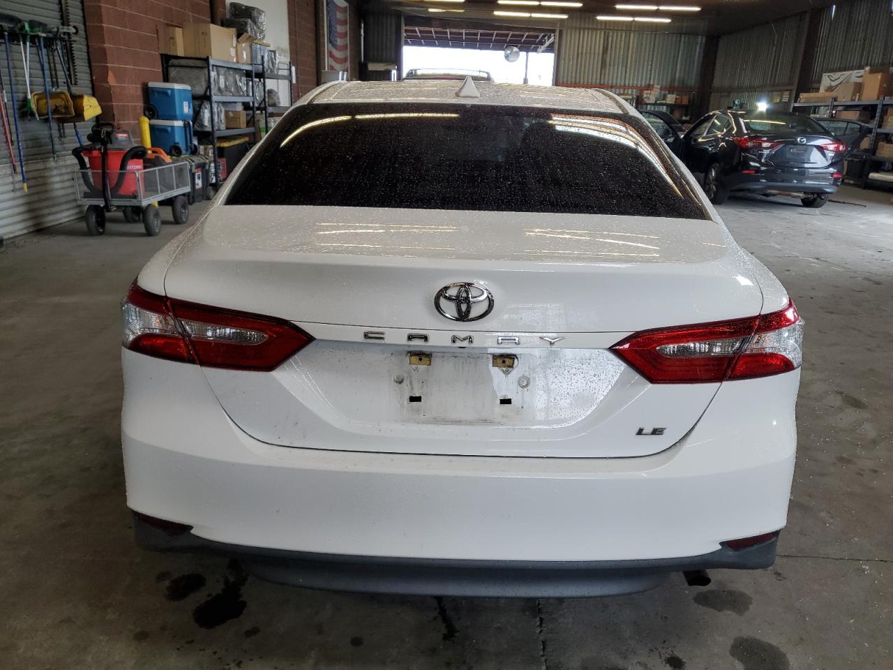 2020 Toyota Camry Le - Фото 6