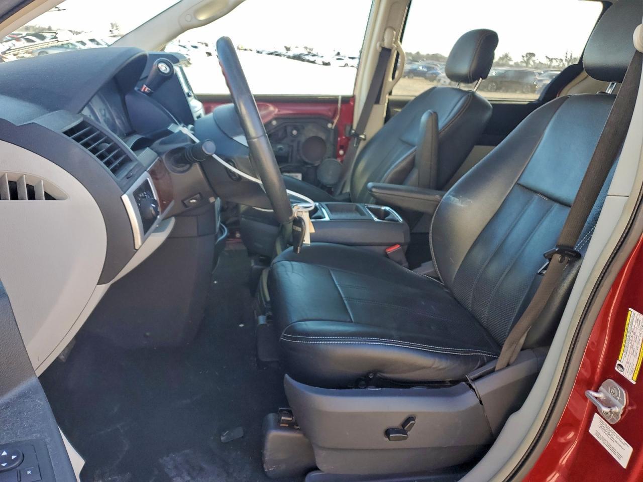 2010 Chrysler Town & Country Touring Plus - Фото 7