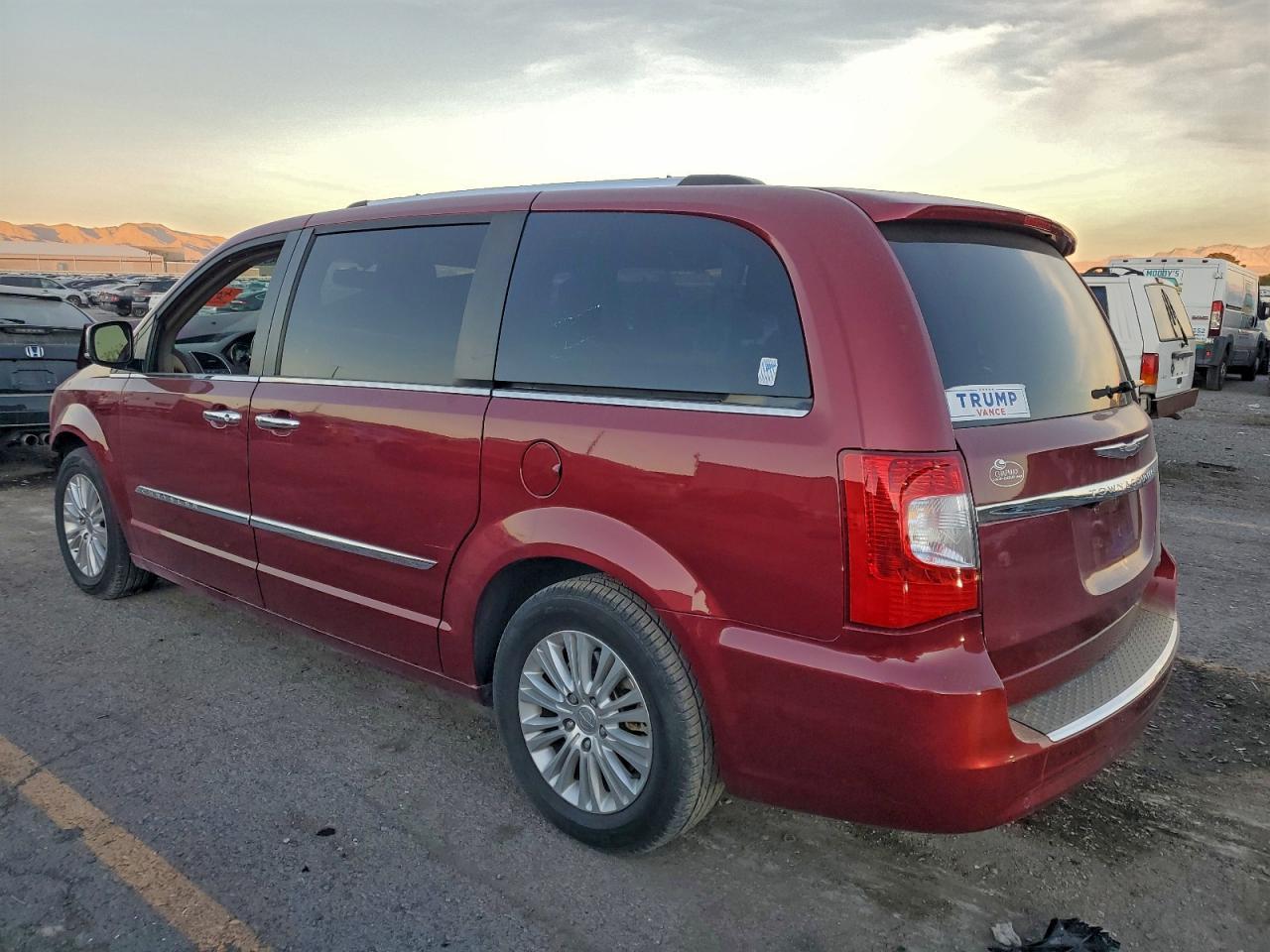 2012 Chrysler Town & Country Limited - Фото 2