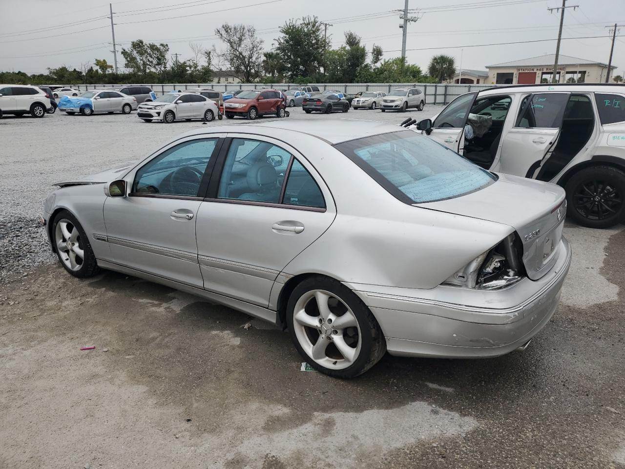 2004 Mercedes-Benz C 230K Sport Sedan - Фото 2