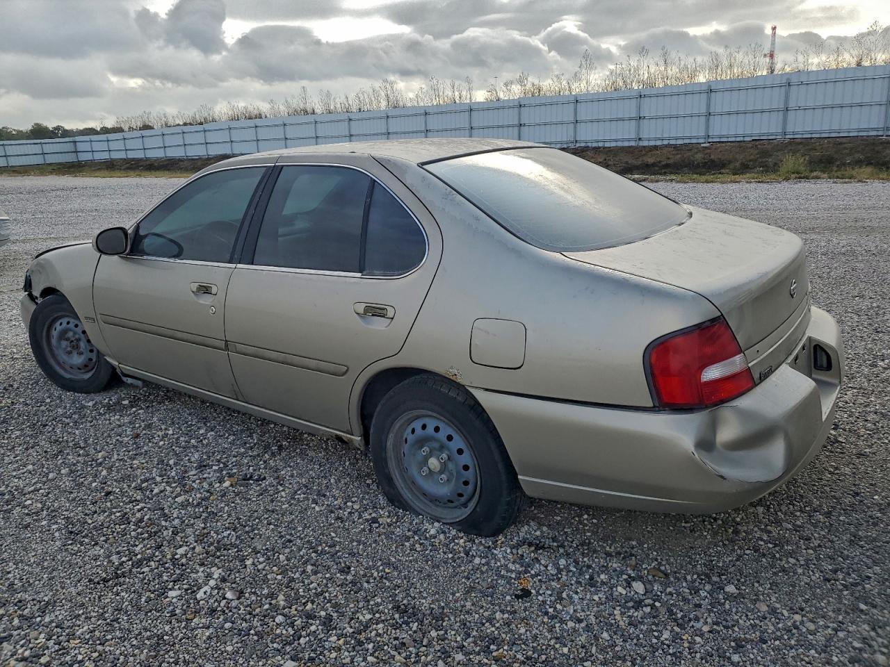 2001 Nissan Altima Xe - Фото 2