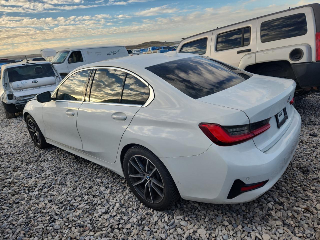 2020 BMW 330Xi - Фото 2