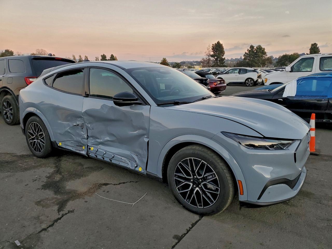 2025 Ford Mustang Mach-E Premium - Фото 4