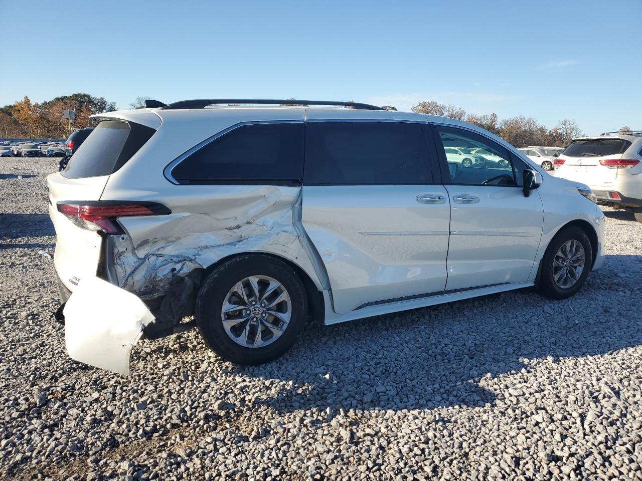 2022 Toyota Sienna Xle - Фото 3