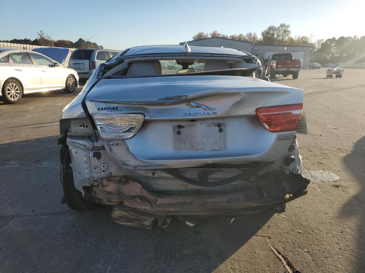 2018 Jaguar Xe Premium - Фото 6