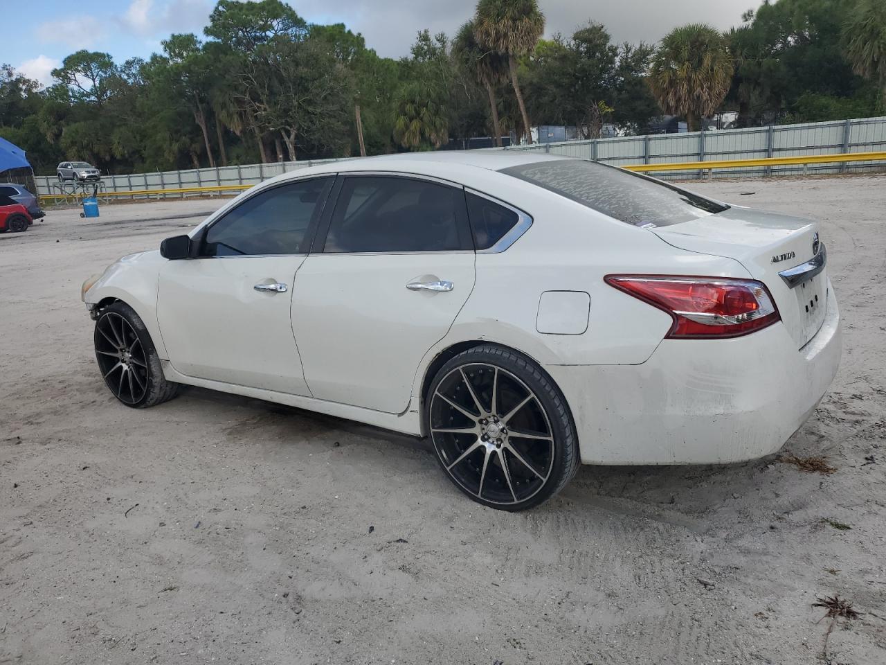 2013 Nissan Altima 2.5 - Фото 2
