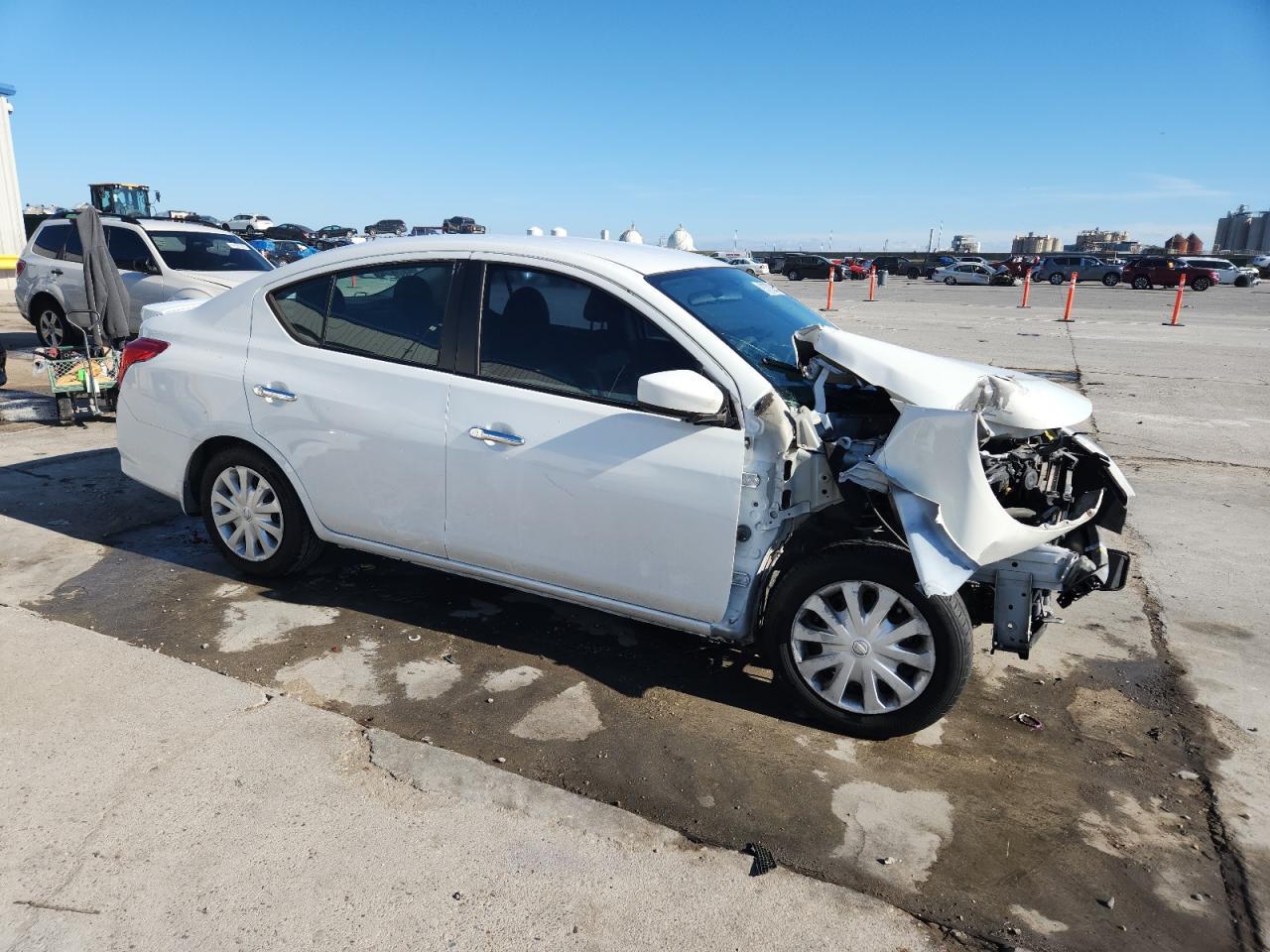 2016 Nissan Versa S - Фото 4
