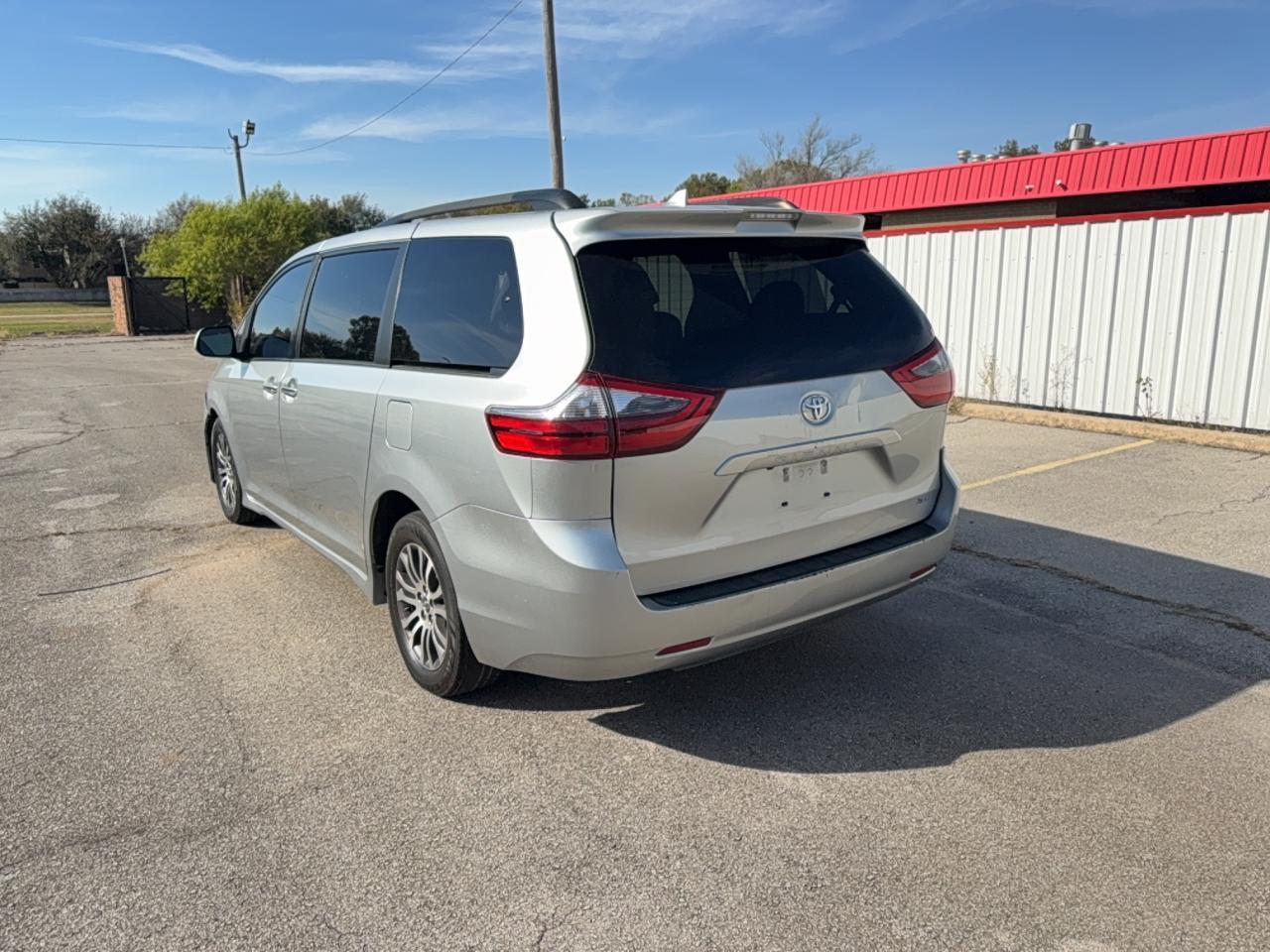 2020 Toyota Sienna Xle - Фото 3