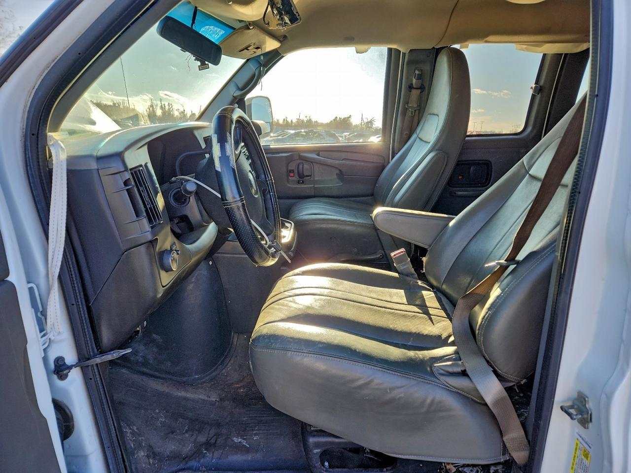 2015 Chevrolet Express - Фото 7