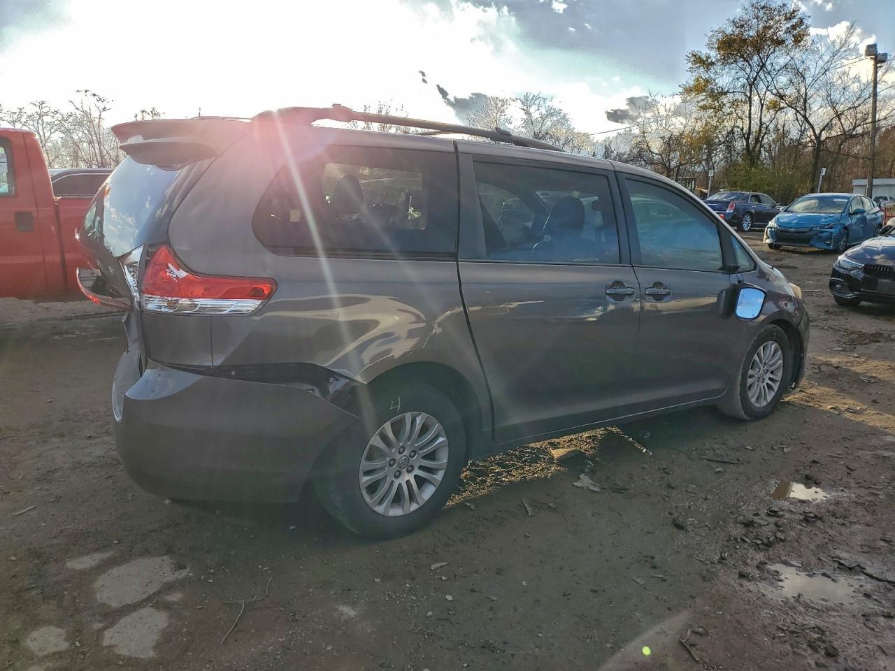 2013 Toyota Sienna - Фото 3