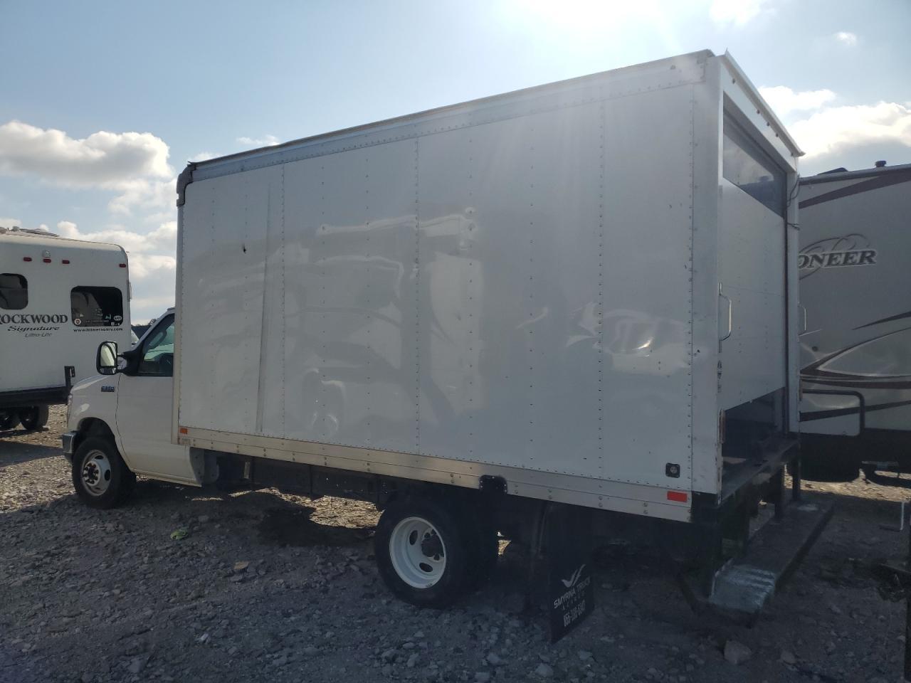 2022 Ford E350 Box Truck - Фото 2
