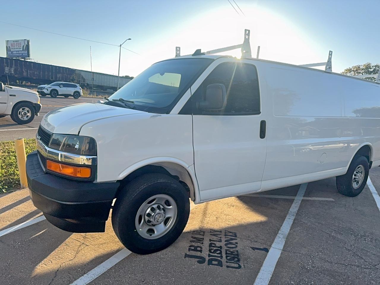 2022 Chevrolet Express G2500 - Фото 2