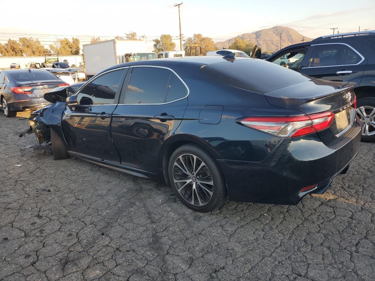 2019 Toyota Camry L - Фото 2
