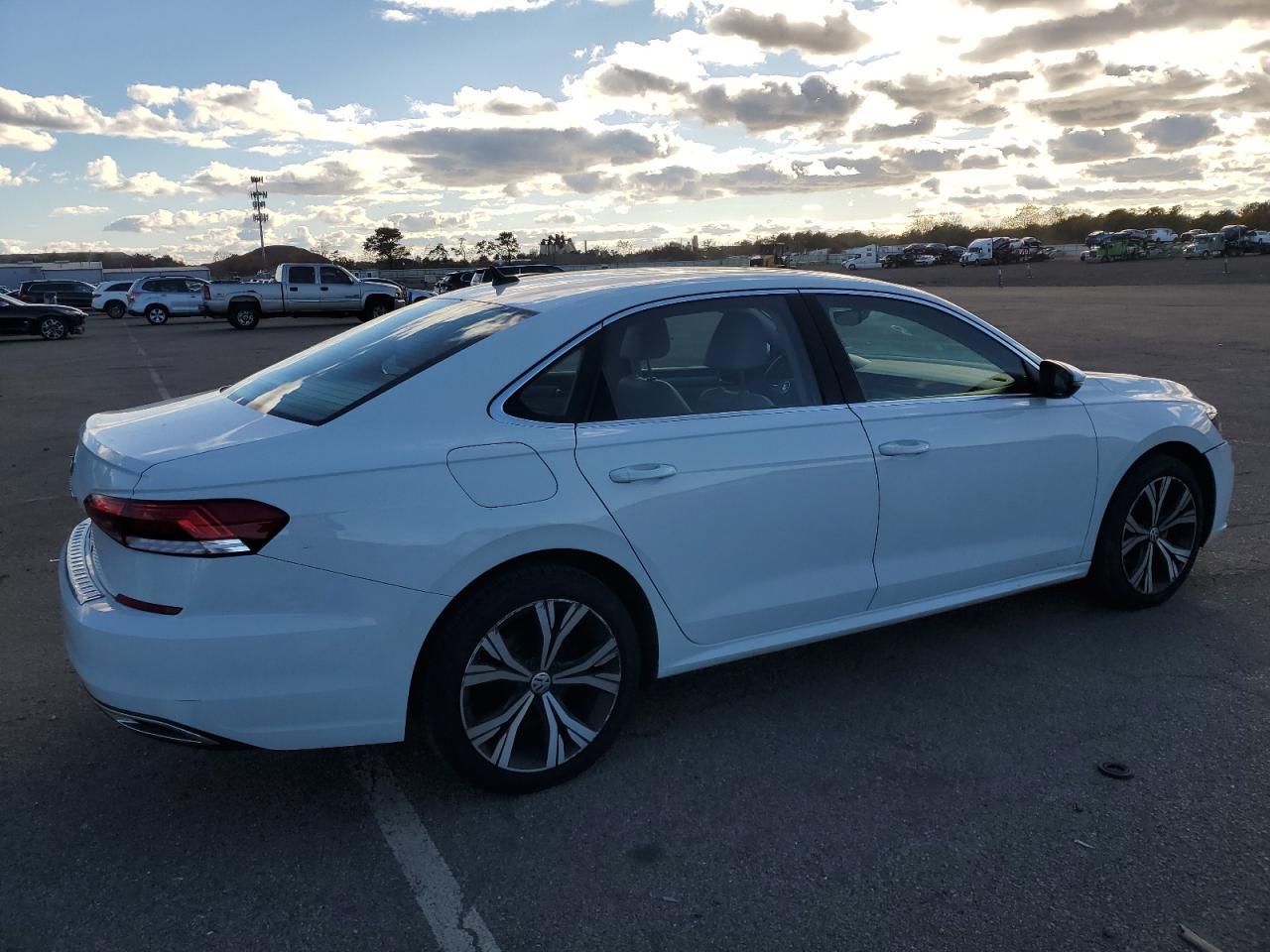 2022 Volkswagen Passat Se - Image 3