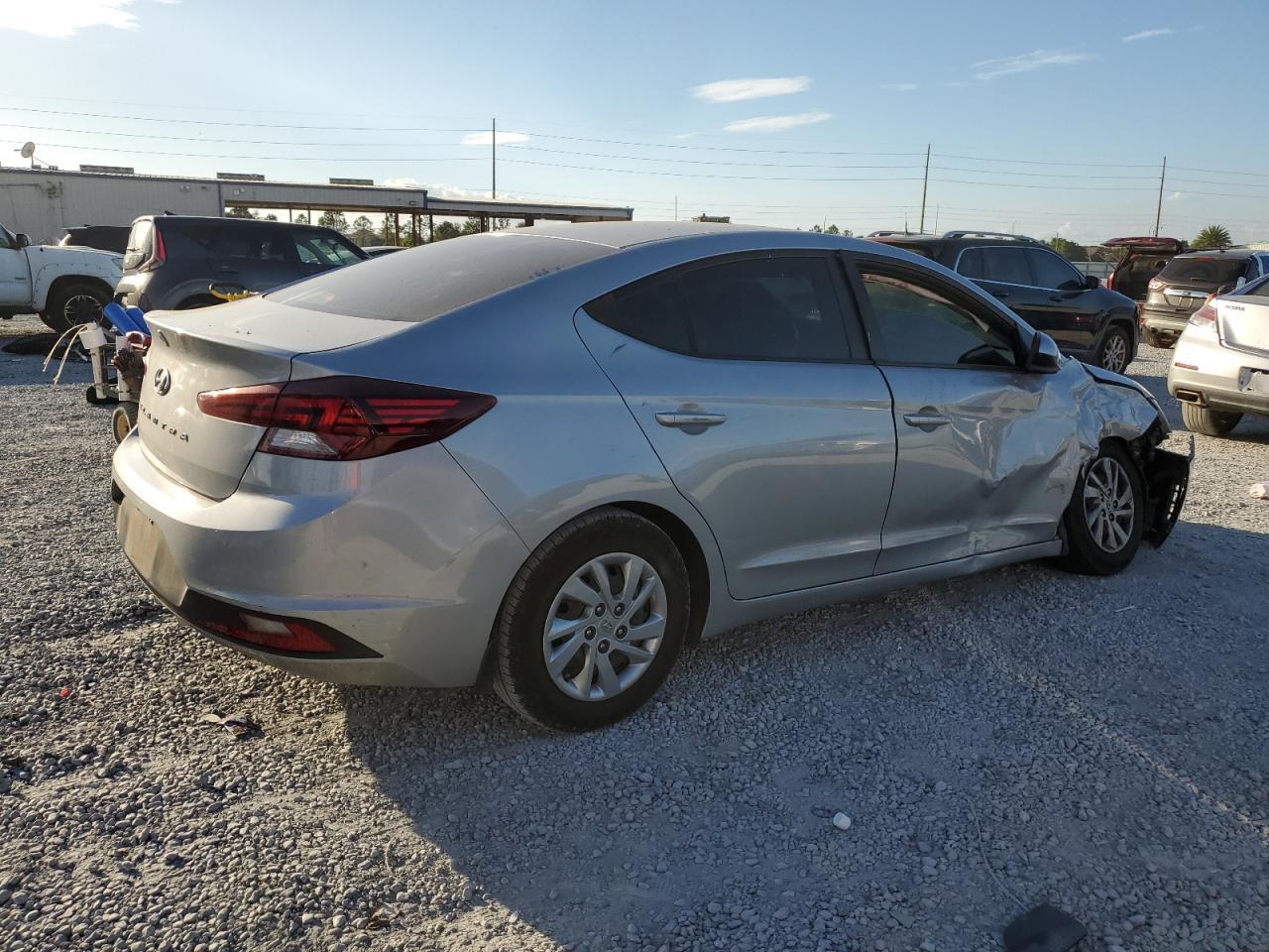 2020 Hyundai Elantra Se - Фото 3