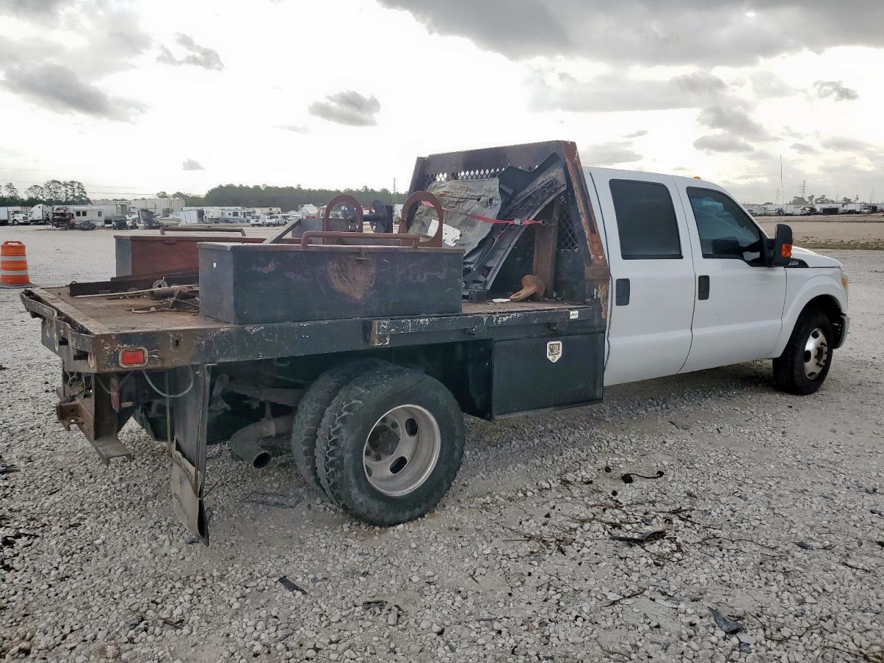 2011 Ford F350 Flatbed Truck - Фото 3