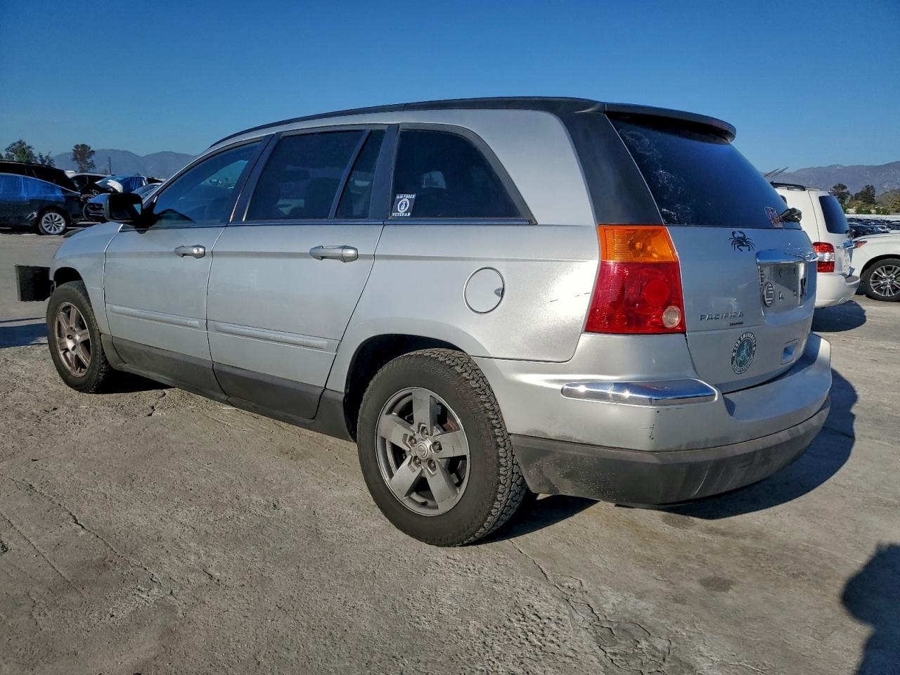 2006 Chrysler Pacifica Touring - Image 2