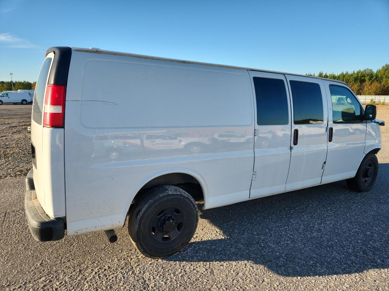 2015 Chevrolet Express G2 Delivery Van - Фото 3