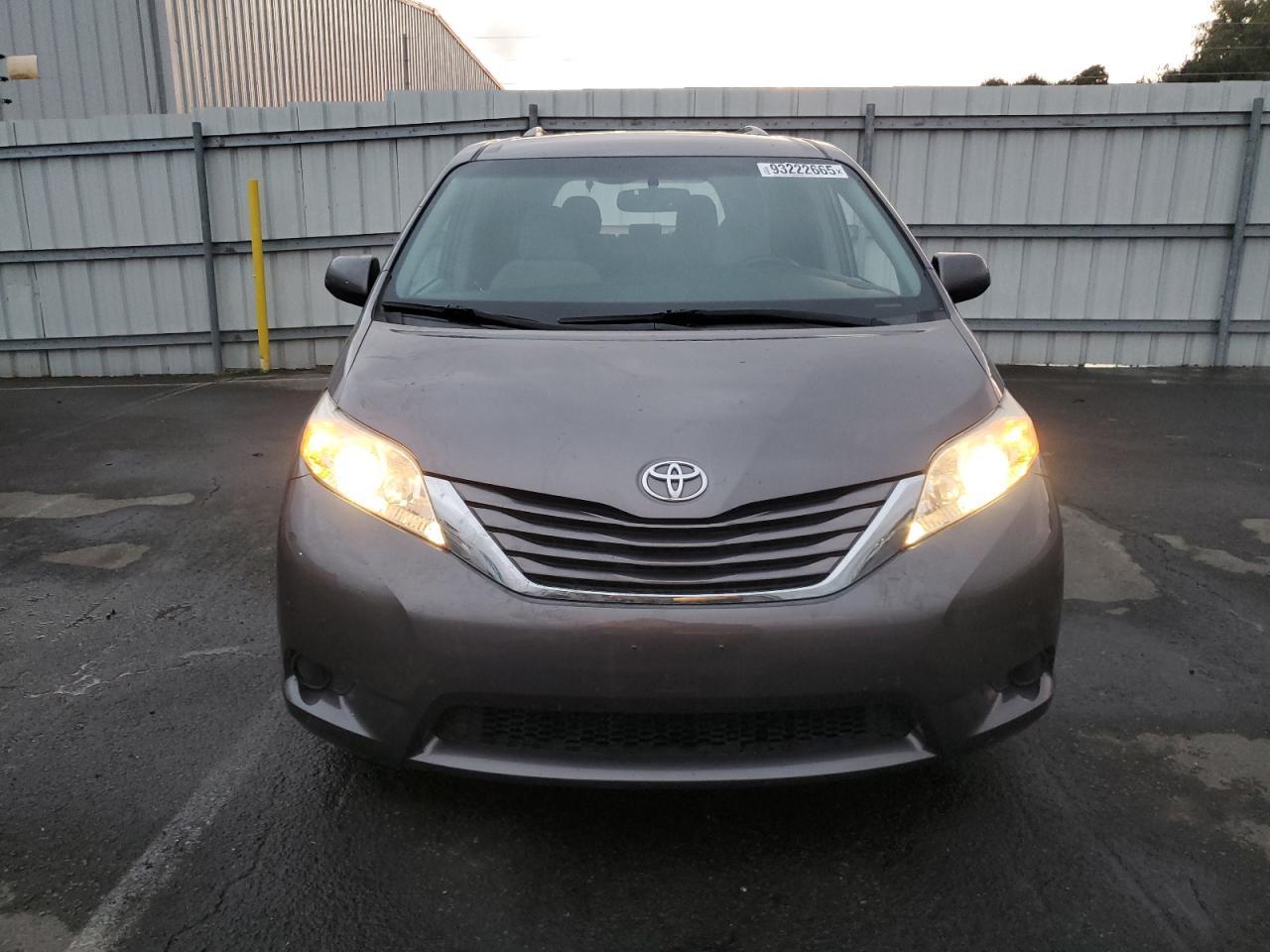 2017 Toyota Sienna Le - Фото 5