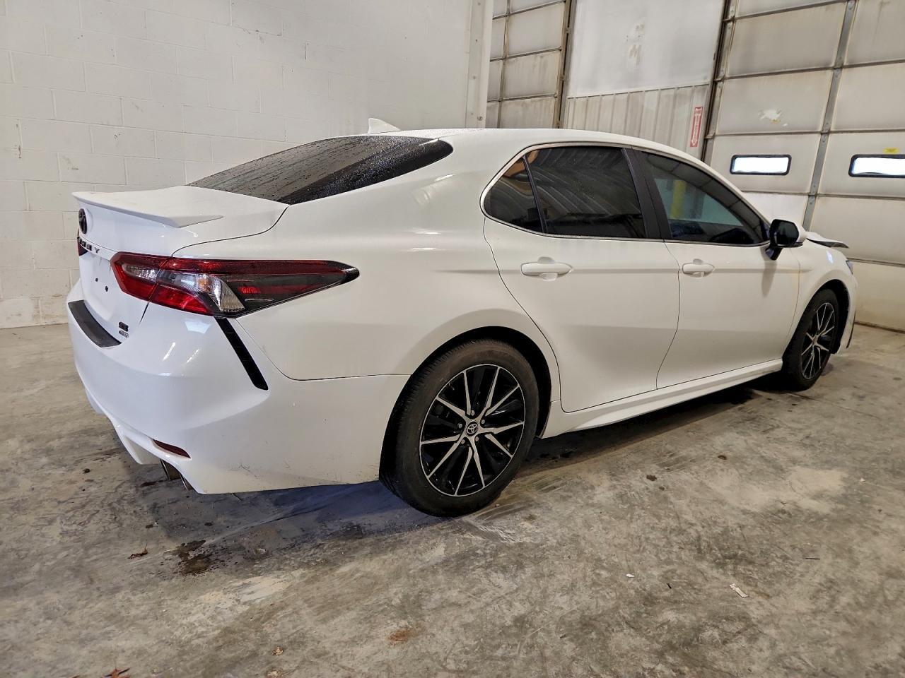 2022 Toyota Camry Se - Фото 3