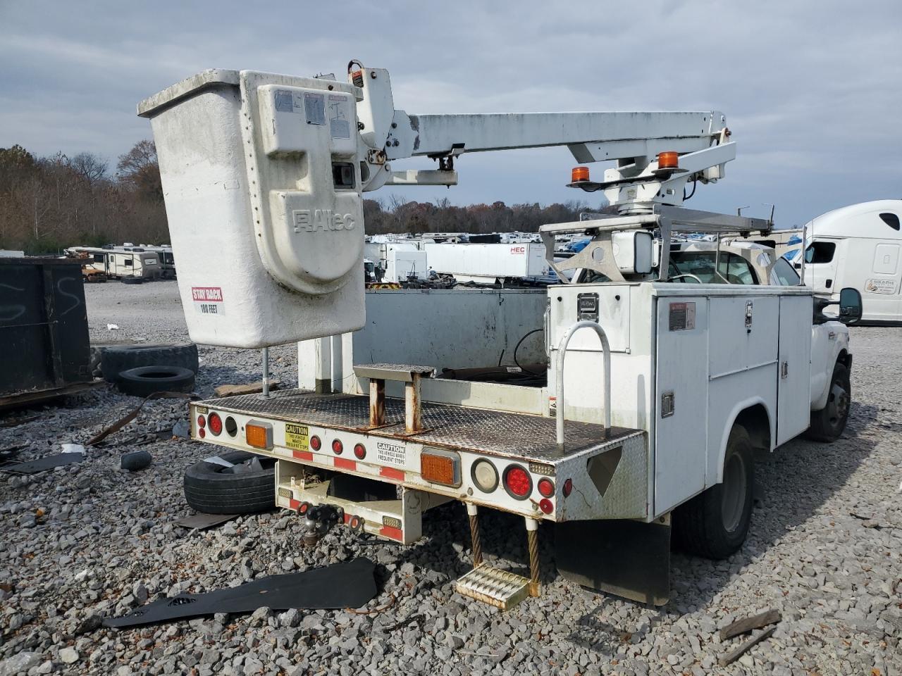 2007 Ford F350 Super Duty Bucket Truck - Image 3