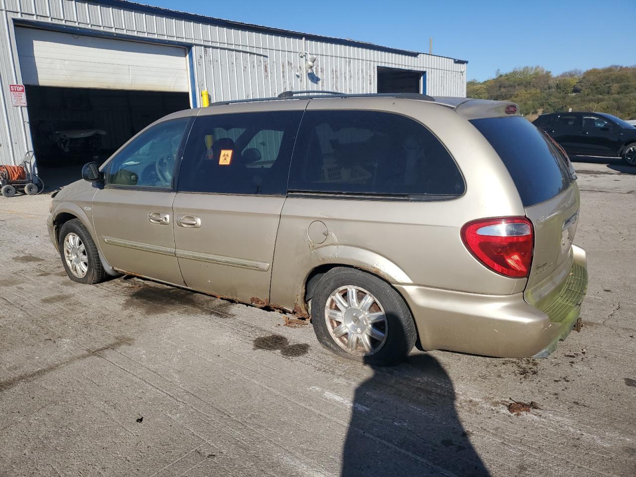 2005 Chrysler Town & Country Touring - Фото 2