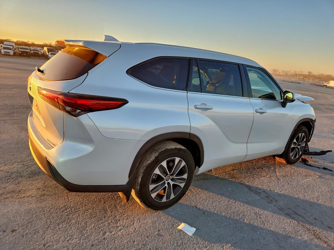 2022 Toyota Highlander Xle - Image 3