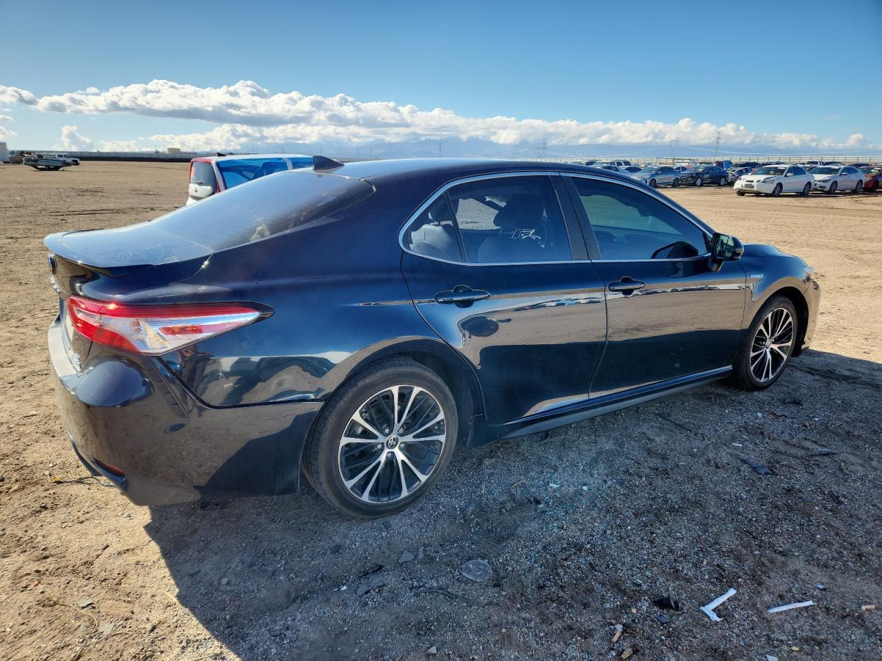 2020 Toyota Camry Se - Фото 3