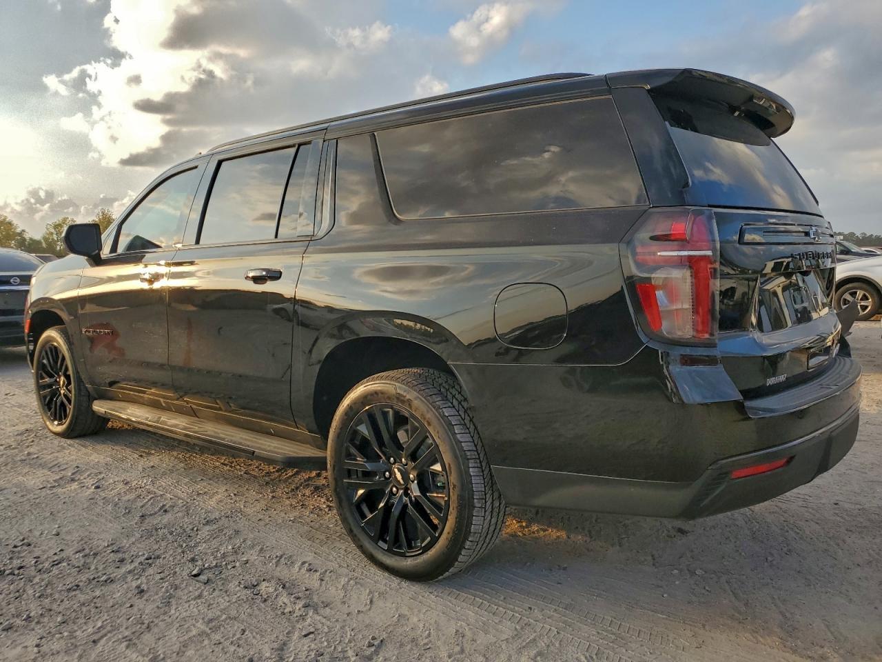 2023 Chevrolet Suburban C1500 Rst - Фото 2