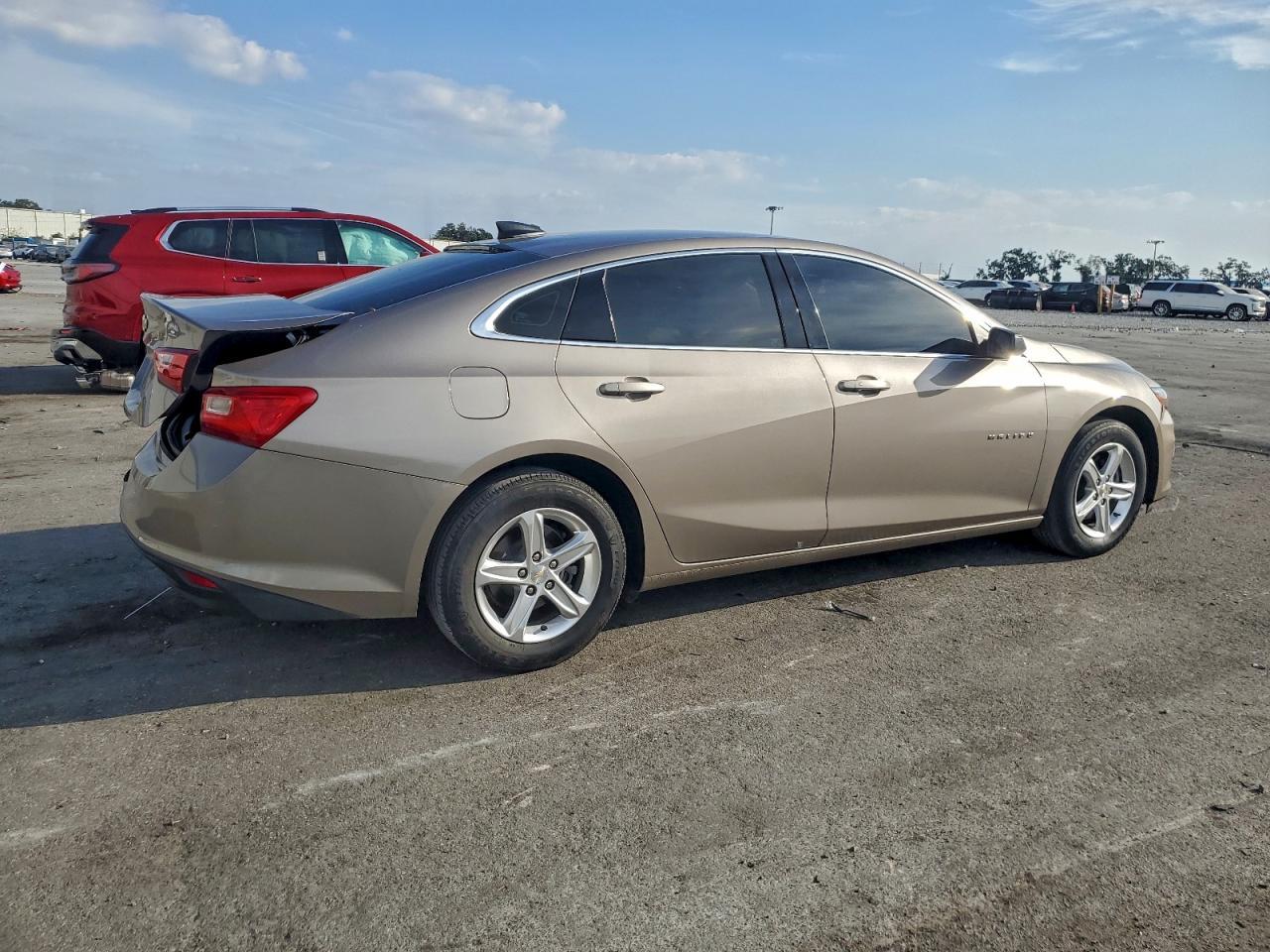 2022 Chevrolet Malibu Ls - Фото 3