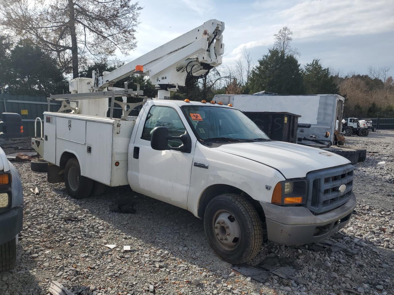 2007 Ford F350 Super Duty Bucket Truck - Image 4
