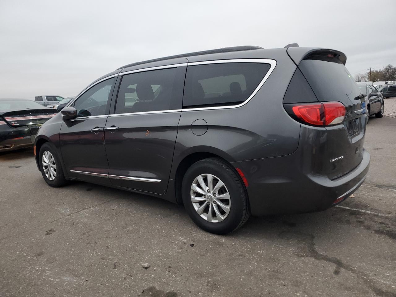 2017 Chrysler Pacifica Touring L - Фото 2