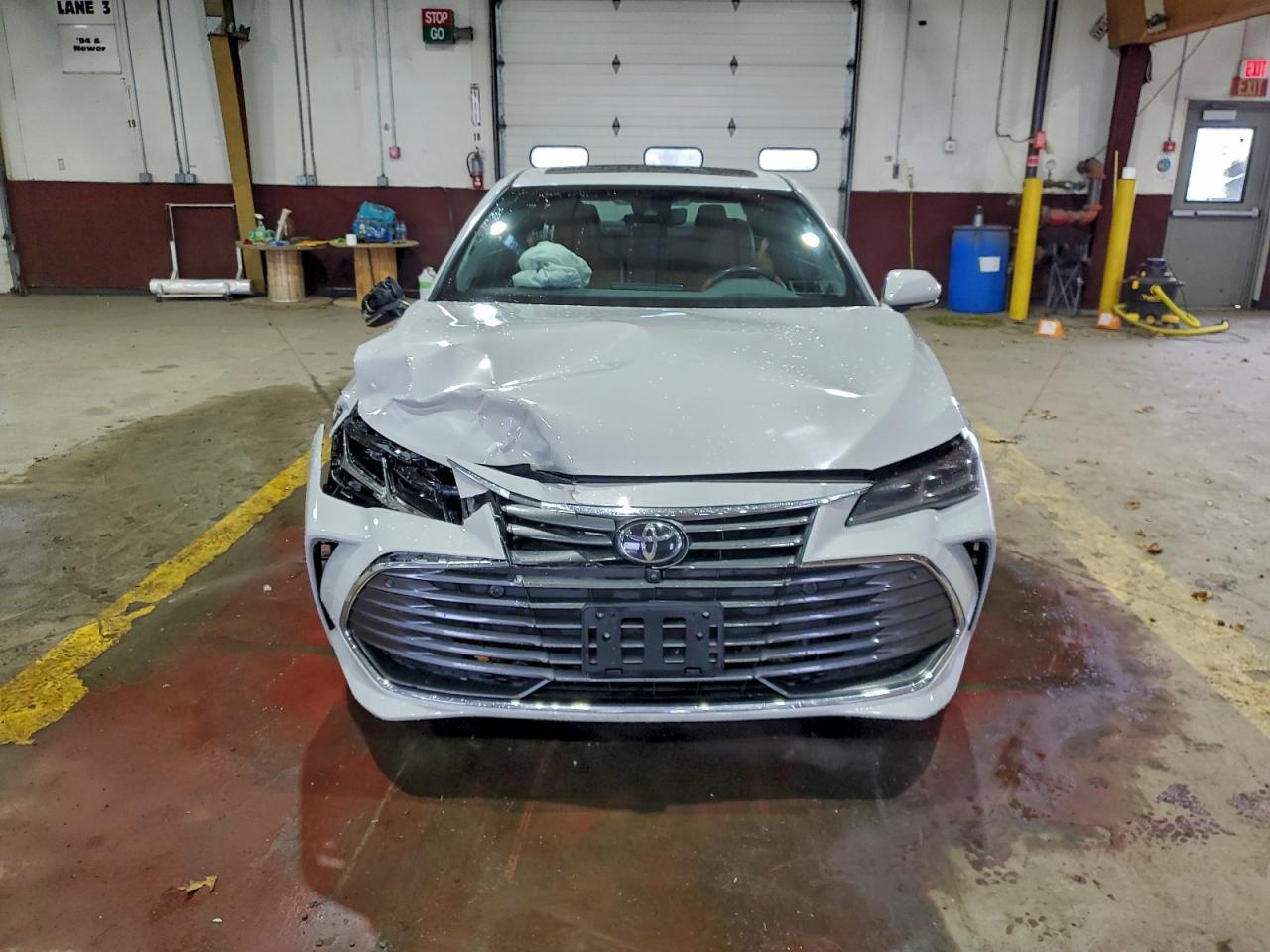2022 Toyota Avalon Limited - Image 5