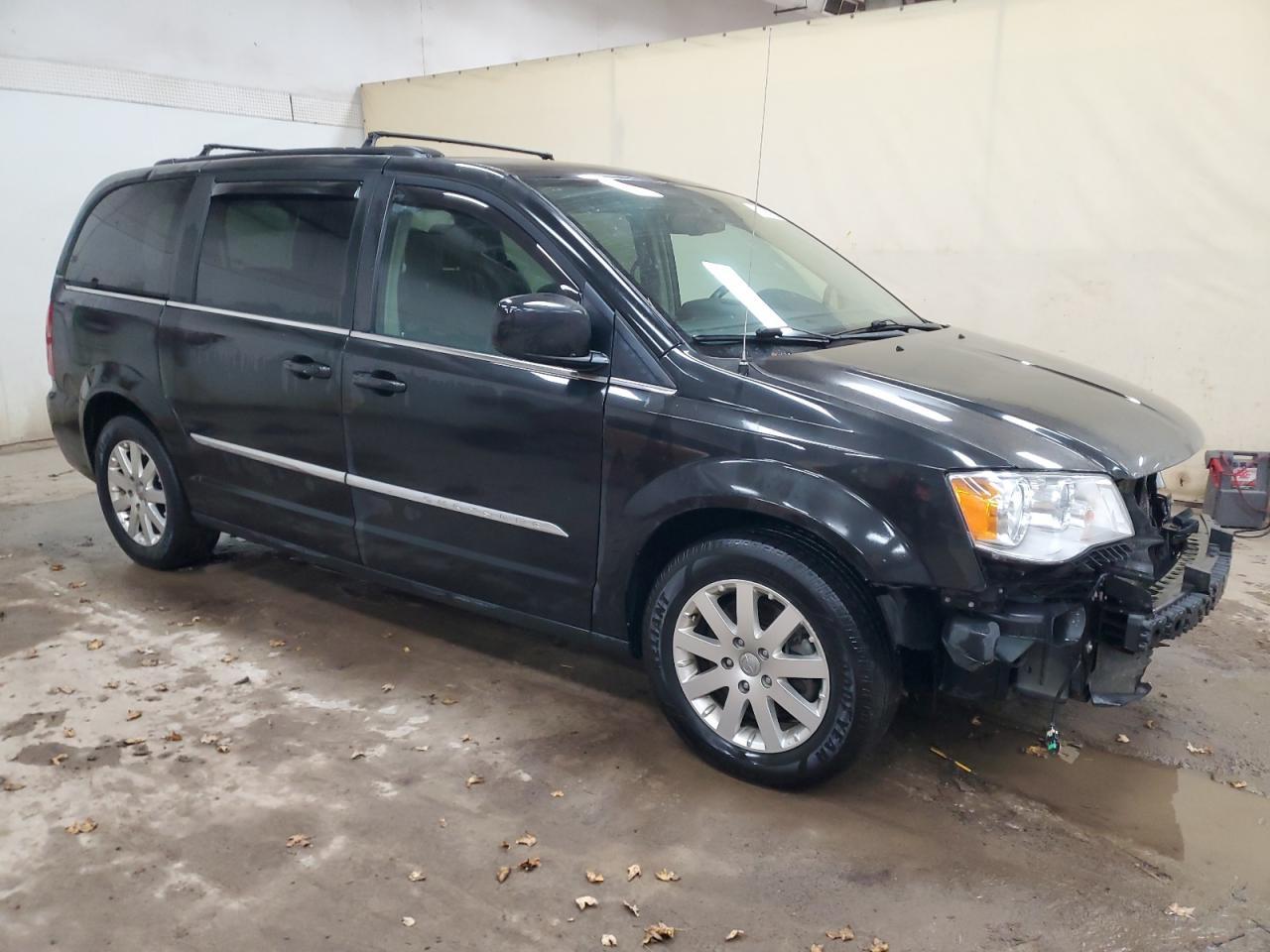 2016 Chrysler Town & Country Touring - Image 4