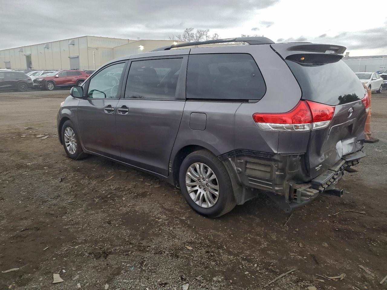 2013 Toyota Sienna Xle - Фото 2