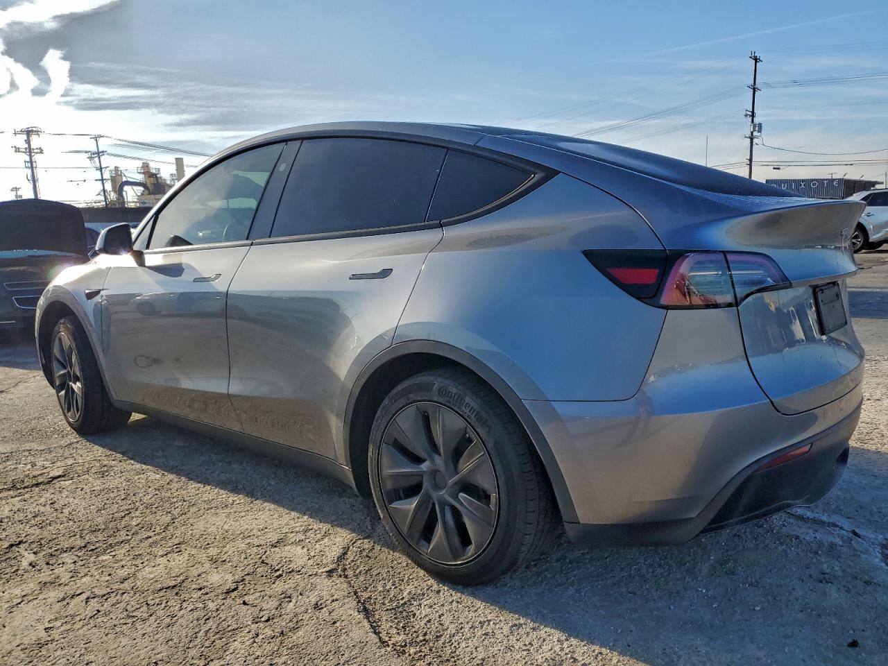2025 Tesla Model Y - Фото 2