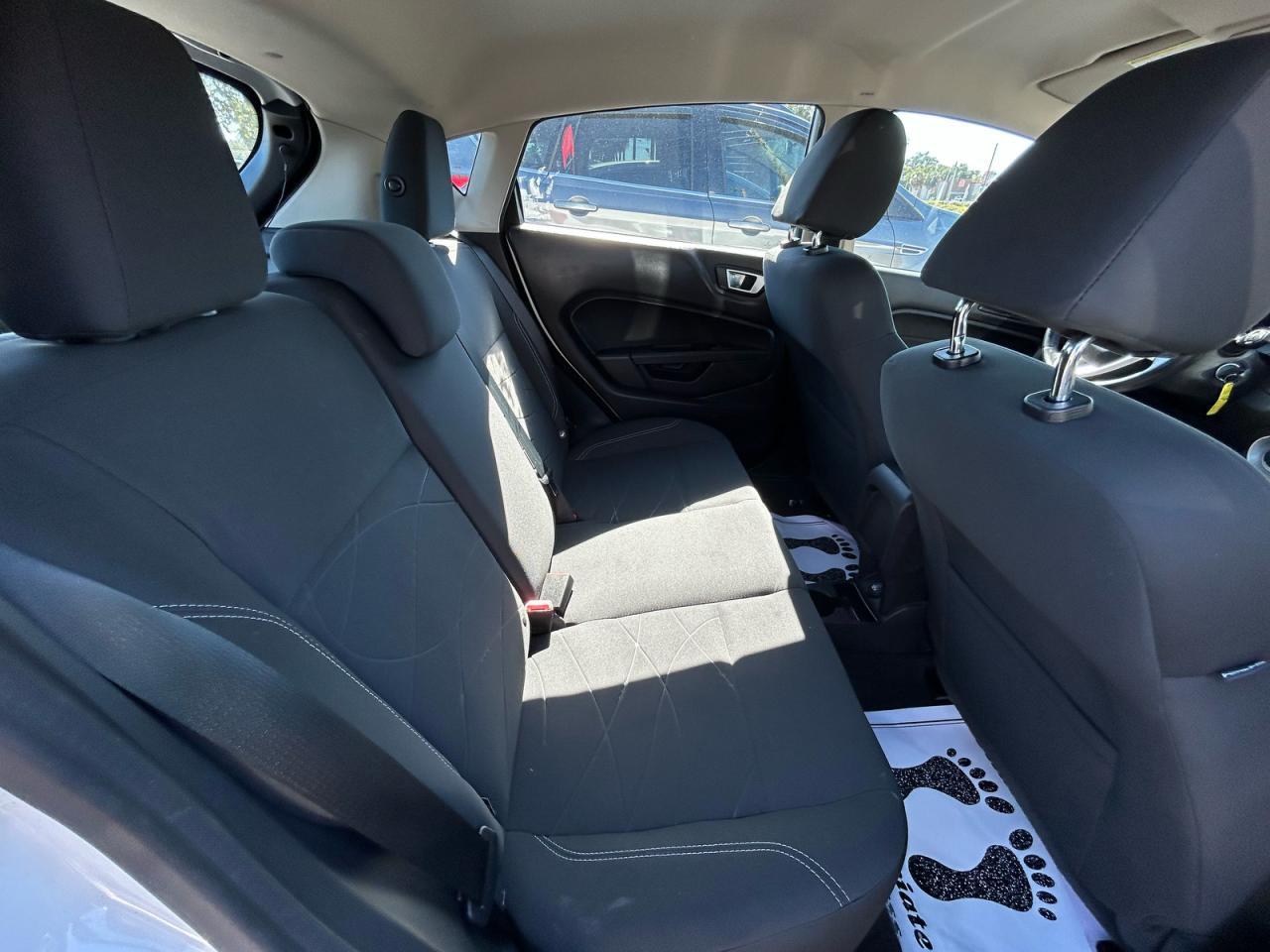 2015 Ford Fiesta Se - Фото 6