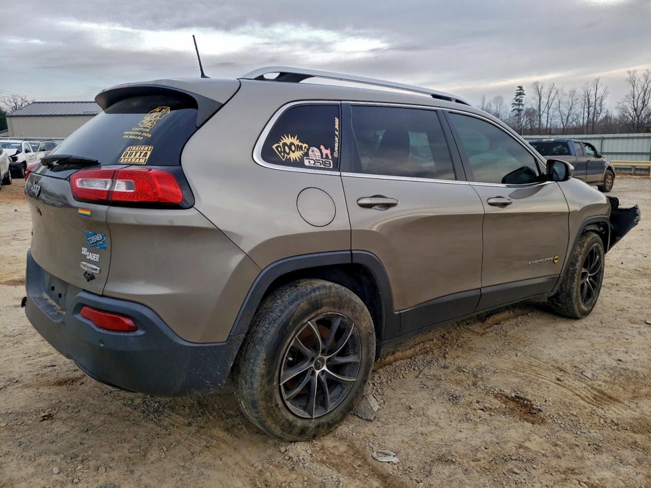2016 Jeep Cherokee Latitude - Image 3