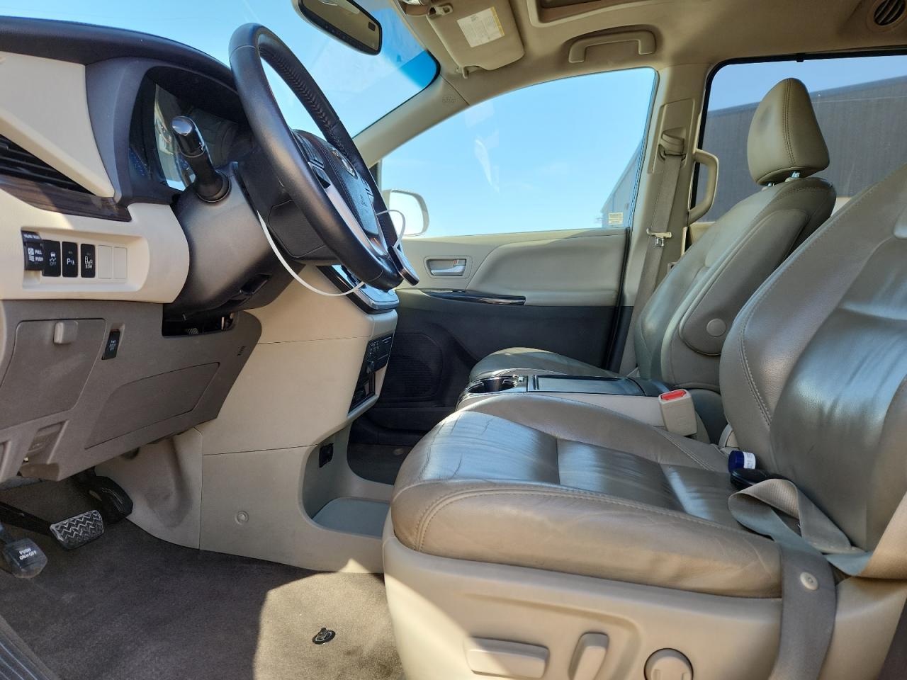 2017 Toyota Sienna Xle Premium 8-Passenger - Image 7